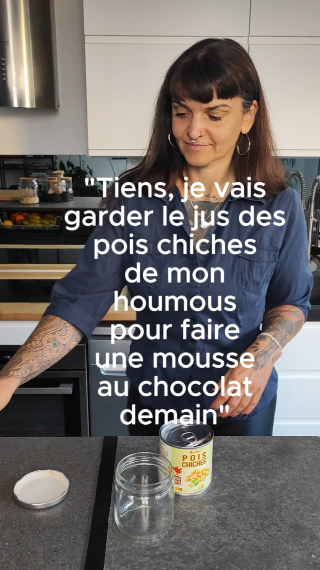 Que la ou le végan·e qui n’a jamais jeté son aquafaba (jus de pois chiche) trop vieux alors qu’ielle était super motivé·e pour faire une mousse (ou encore plus fort : des meringues !) me jette la première pierre.Pour les personnes qui ne le savent pas encore : le jus des légumineuses, en particulier, des pois chiches, est une excellente alternative au blanc d’œuf pour réaliser une mousse végétale.🌿 Je suis Magali, diététicienne nutritionniste spécialisée dans les alimentations végétales (végétariennes, végétaliennes, flexitariennes, vegan) .Je t’aide à végétaliser ton alimentation sans te prendre la tête avec :
✨ mon accompagnement “VégéTranquille®”
🎙️ mon podcast “Le Dos de la Cuillère”
💌 ma newsletter "La Dosette"