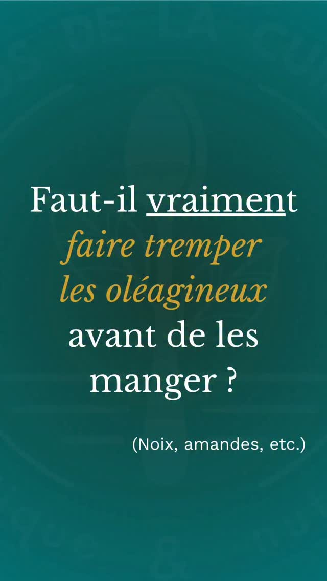 Tremper ses noix pour les rendre plus digestes ?En France, on ne consomme pas suffisamment d’oléagineux. Complexifier leur consommation est inutile et contreproductif.On fait le point !—🌿 Je suis Magali, diététicienne nutritionniste spécialisée dans les alimentations végétales (végétariennes, végétaliennes, flexitariennes), créatrice du podcast “Le Dos de la Cuillère” et de la newsletter “La Dosette”.J’aide les personnes qui le souhaitent à végétaliser leur alimentation sans se prendre la tête avec mon accompagnement ➡️ VégéTranquille®.NB : les cacahuètes appartiennent à la famille des légumineuses. Mais en nutrition, elles sont considérées comme des noix.Sources citées dans la vidéo :Kumari S, Gray AR, Webster K, Bailey K, Reid M, Kelvin KAH, Tey SL, Chisholm A, Brown RC. Does 'activating' nuts affect nutrient bioavailability? Food Chem. 2020 Jul 30;319:126529. doi: 10.1016/j.foodchem.2020.126529. Epub 2020 Feb 29. PMID: 32199146.The Effect of Soaking Almonds and Hazelnuts on Phytate and Mineral Concentrations -  Shivani Kumari - Master of Dietetics - MDiet, University of Otago - 2018
Handle: https://hdl.handle.net/10523/7938 - Q112937027Taylor H, Webster K, Gray AR, Tey SL, Chisholm A, Bailey K, Kumari S, Brown RC. The effects of 'activating' almonds on consumer acceptance and gastrointestinal tolerance. Eur J Nutr. 2018 Dec;57(8):2771-2783. doi: 10.1007/s00394-017-1543-7. Epub 2017 Sep 27. PMID: 28956139